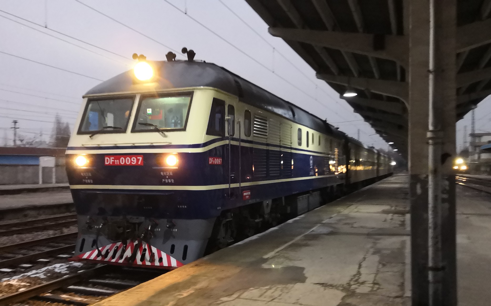 【南京西站 df11通勤火车】8484次列车南京西4道进站停车