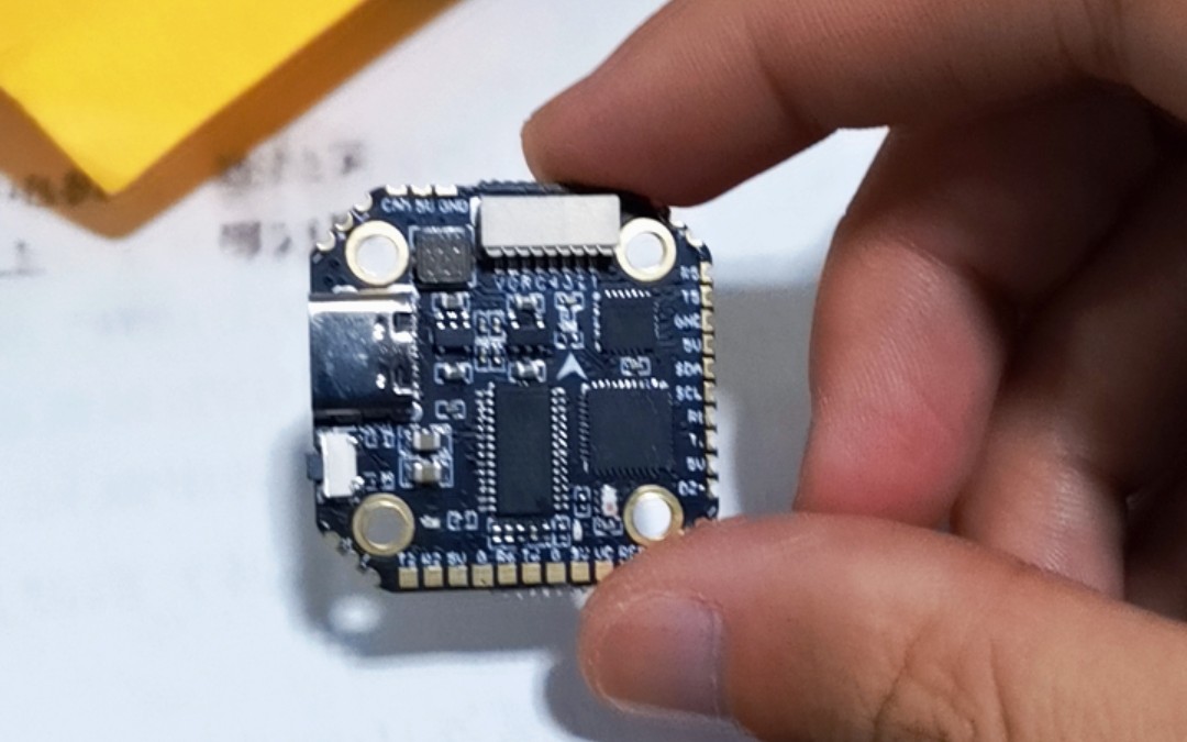 穿越机hifionrc幻蜂f722mini飞控开苞不错的20孔距飞控