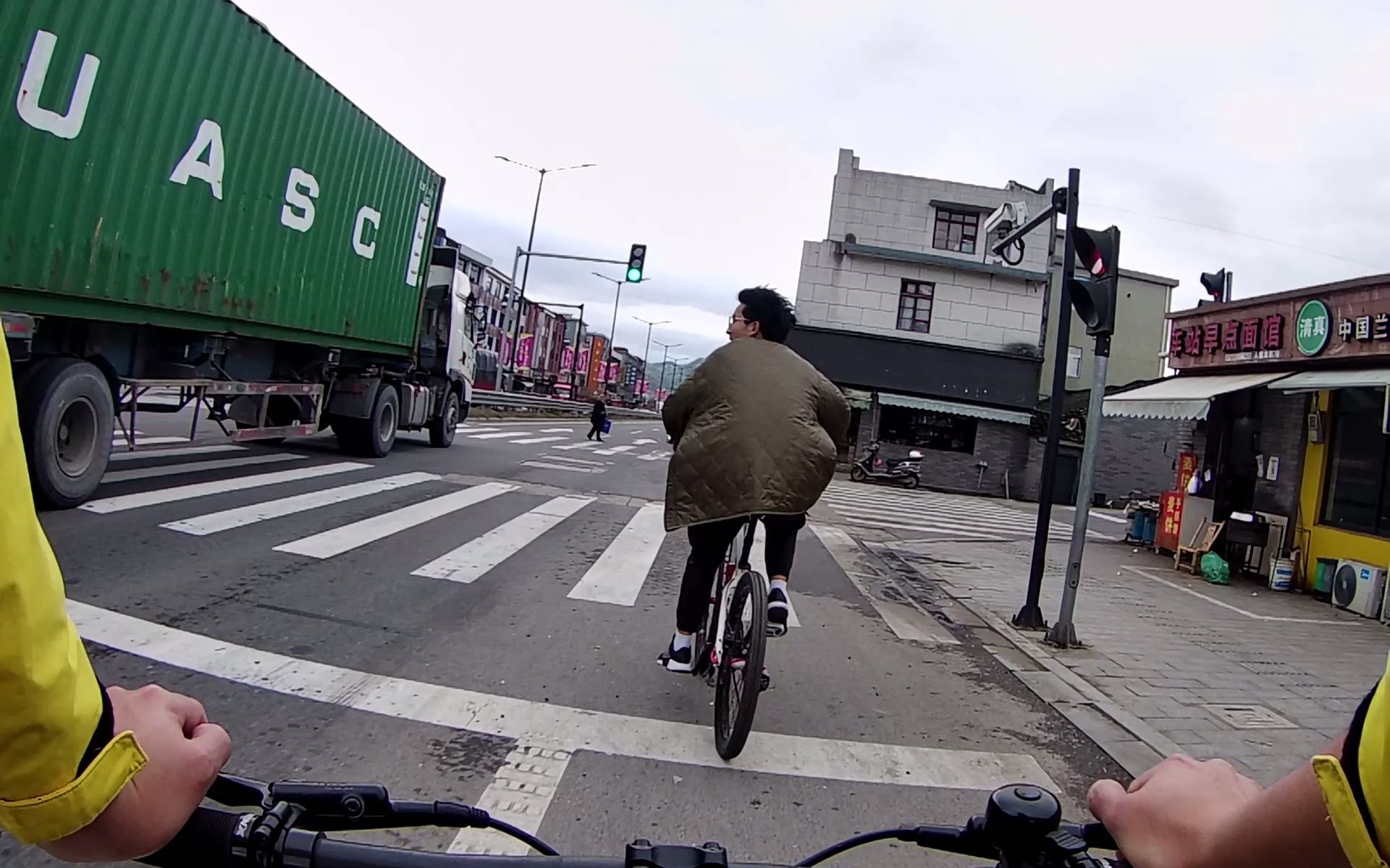 山地车压马路日常