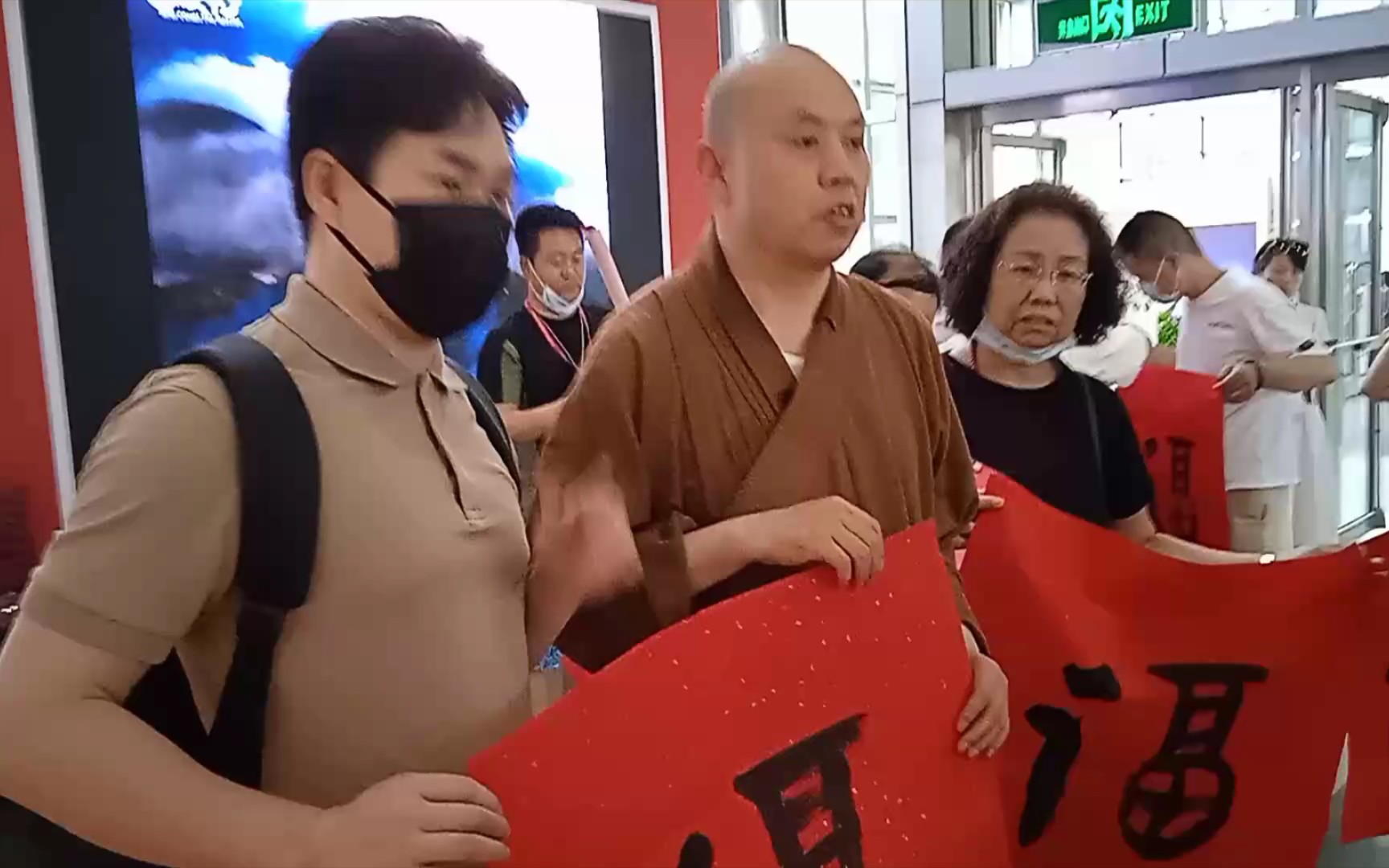 厦门佛事展上碰到延参法师,生哥有幸获得法师手书福字,并现场请教佛法