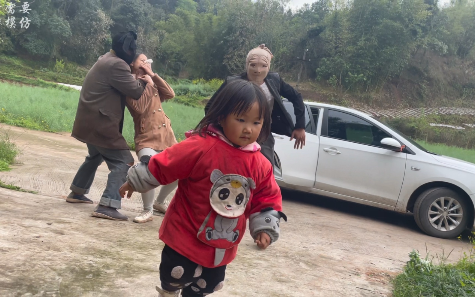 [图]短剧：母女等车遇到人贩子，妈妈奋起反抗，正义男儿奋不顾身出手