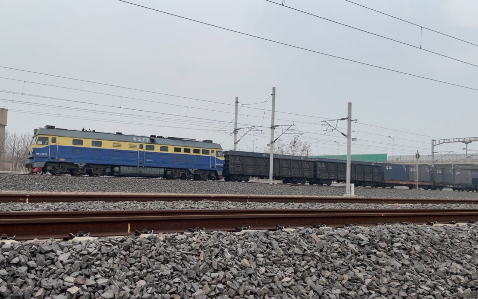 济局青段df4c4377牵引胶济线下行小运转列车与运行于青荣城际铁路crh2