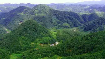 下载视频: 婚庆摄像师在深山发现世外桃源，忍不住航拍一段