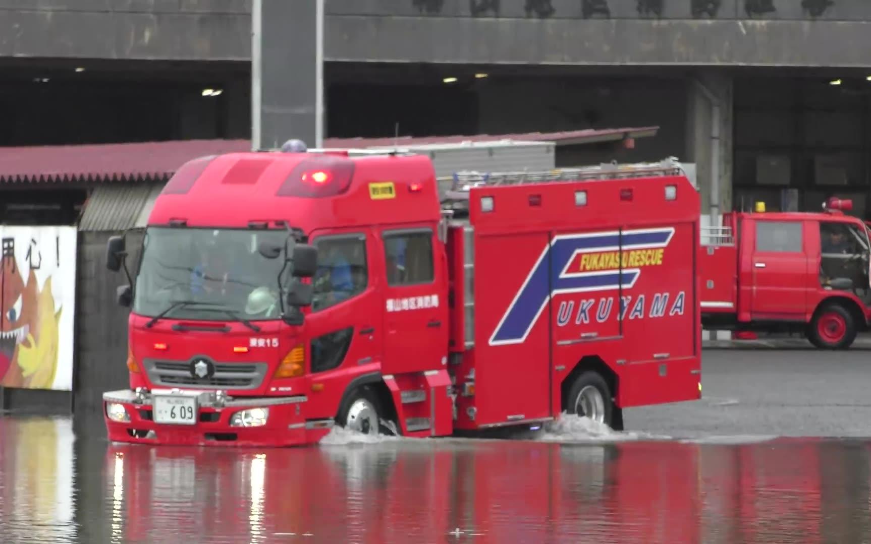 暴雨過後的日本消防車緊急出警