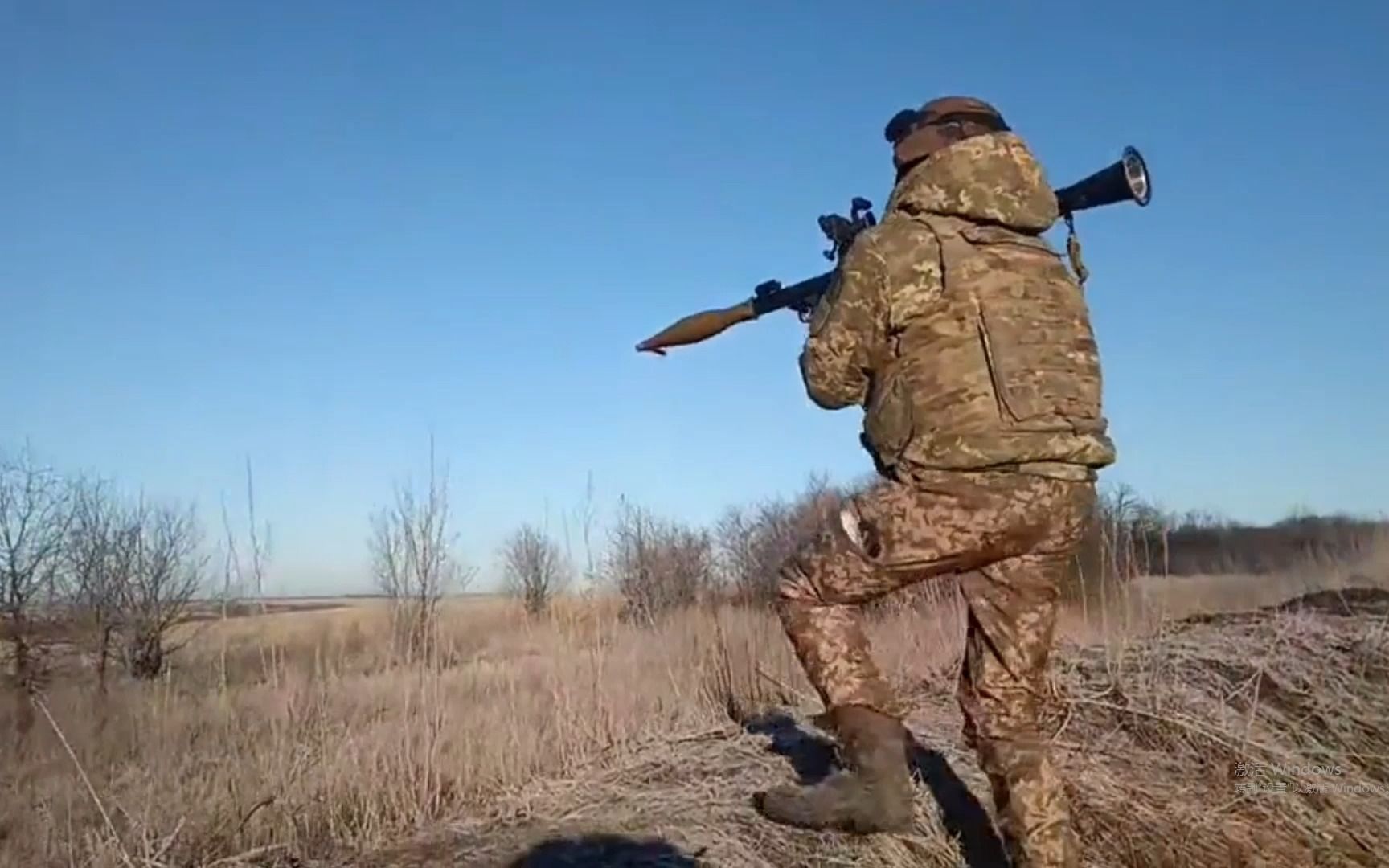 乌军士兵们的早间活动,看上去很欢乐