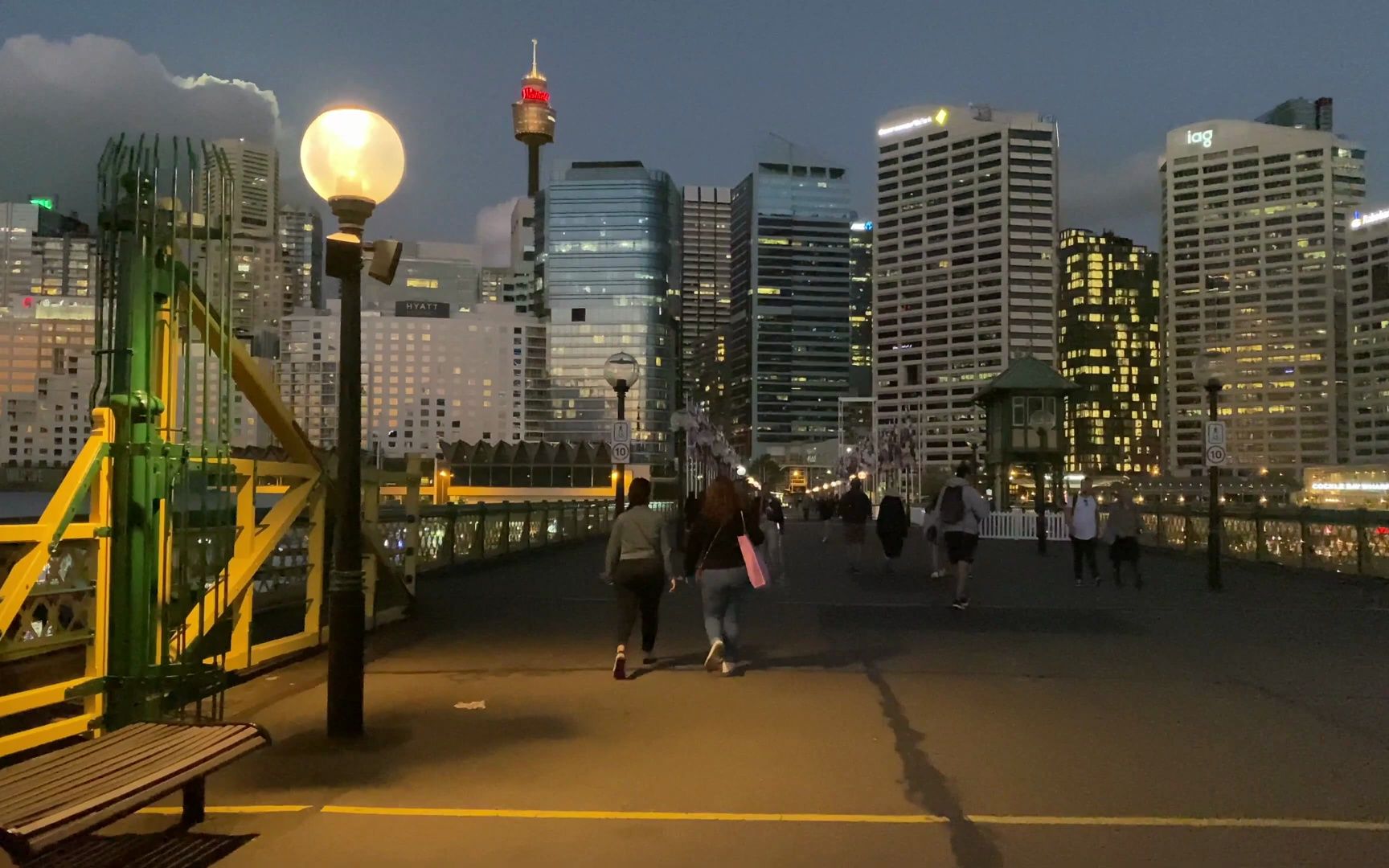 夜晚在悉尼城市达令港的街道散步 悉尼城市夜景灯光