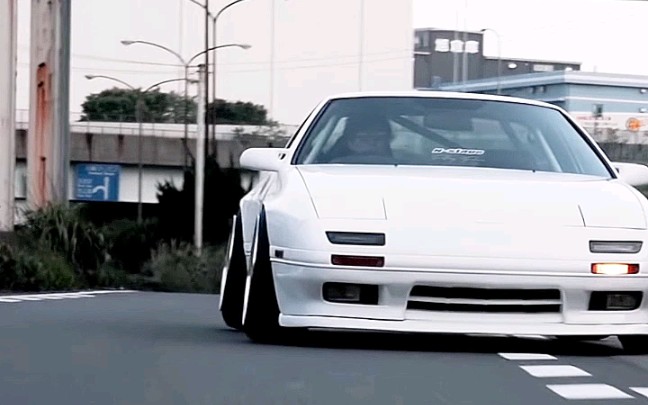 高桥凉介的车,马自达rx7fc,你开马自达,难怪……咦,2个弯怎么看不到