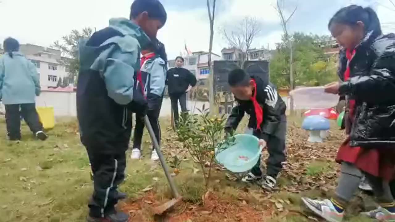 [图]江滨小学开展“我为学校添点绿，与小树共成长”植树节主题教育活动