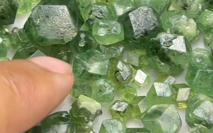 春天的绿石榴石