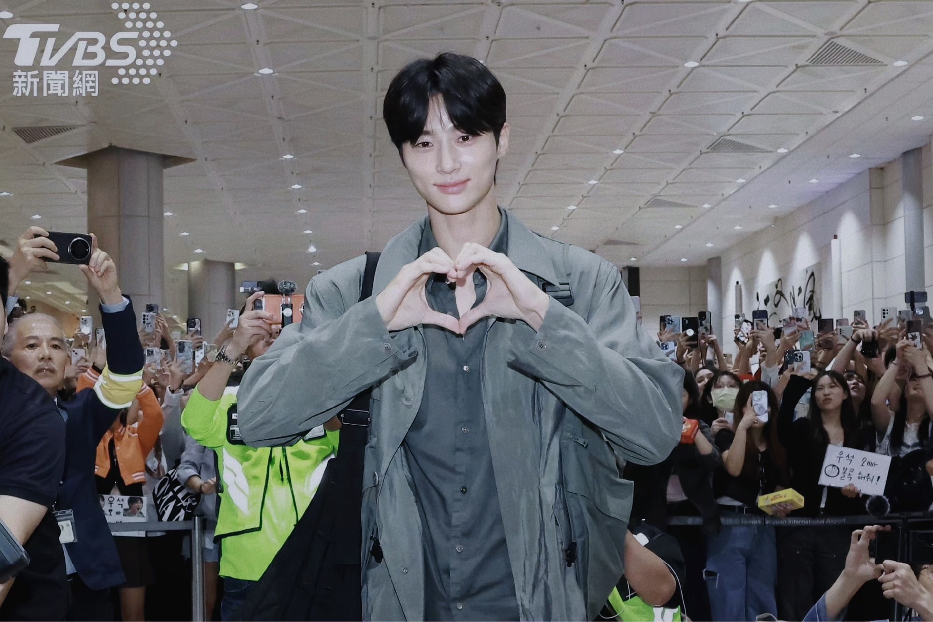 鹤立鸡群比人形立牌还显眼90一起比心的小姐姐今晚估计睡不着了都