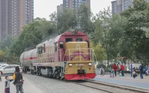 Tải video: 小区广场过火车 DF7C5682牵引一节罐车通过