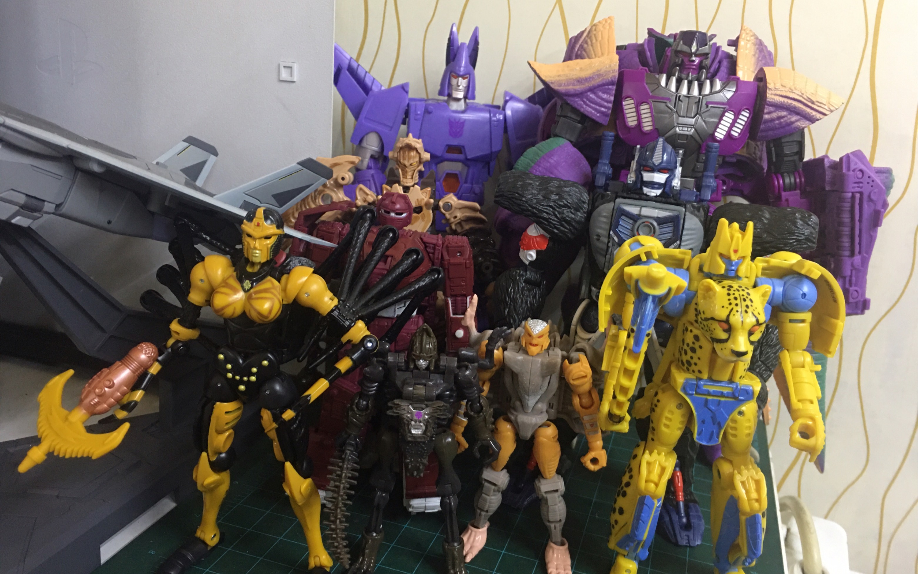 孩之宝变形金刚王国系列