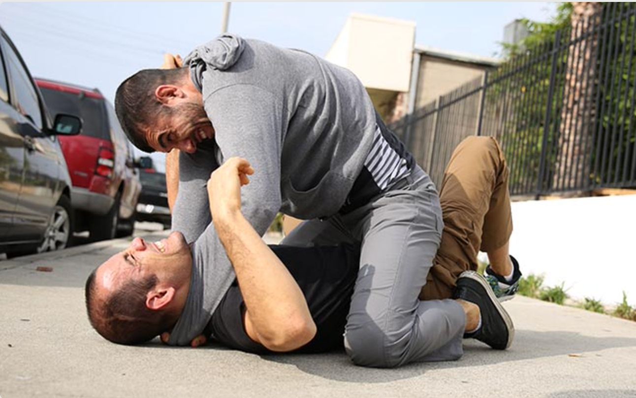 gracie教你做各种街头绞技 - 街斗技术 - 骑乘位用帽子做十字绞