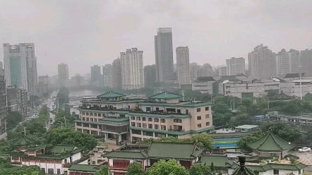 滕王阁,襟三江而带五湖.雨中的南昌的赣江的滕王阁的俯拍哔哩哔哩bilibili