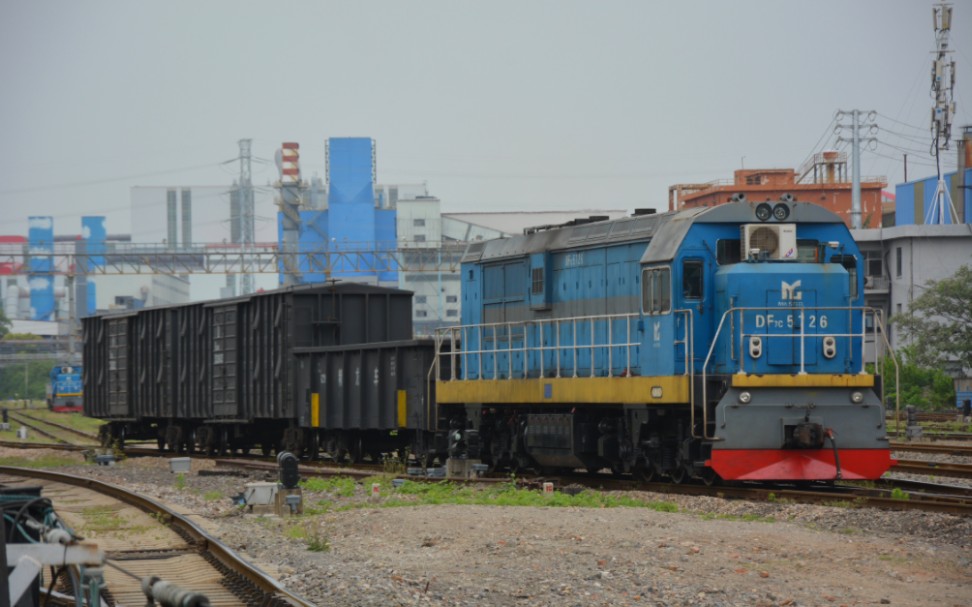 【马钢铁运】df7c牵引马钢自备车 棚车道口调车