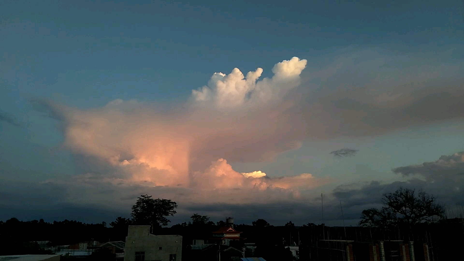 [图]【延时摄影】附上霞光的积雨云