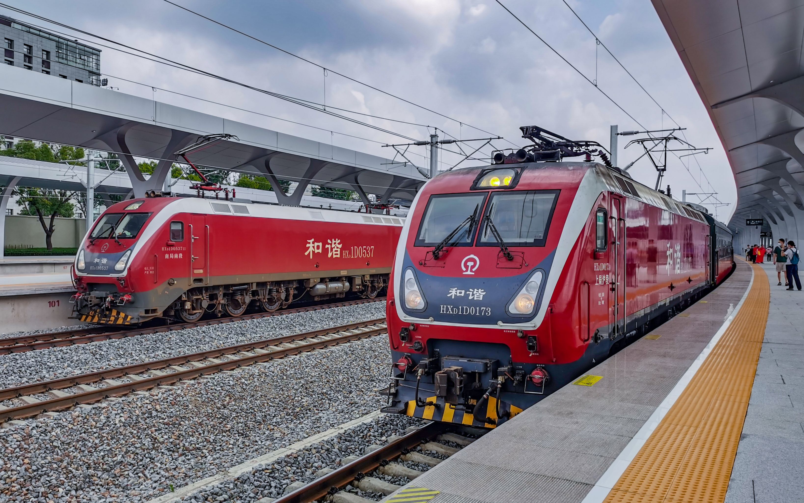 侧方展望y701次红色旅游专列行经沪昆铁路嘉善嘉兴站区间