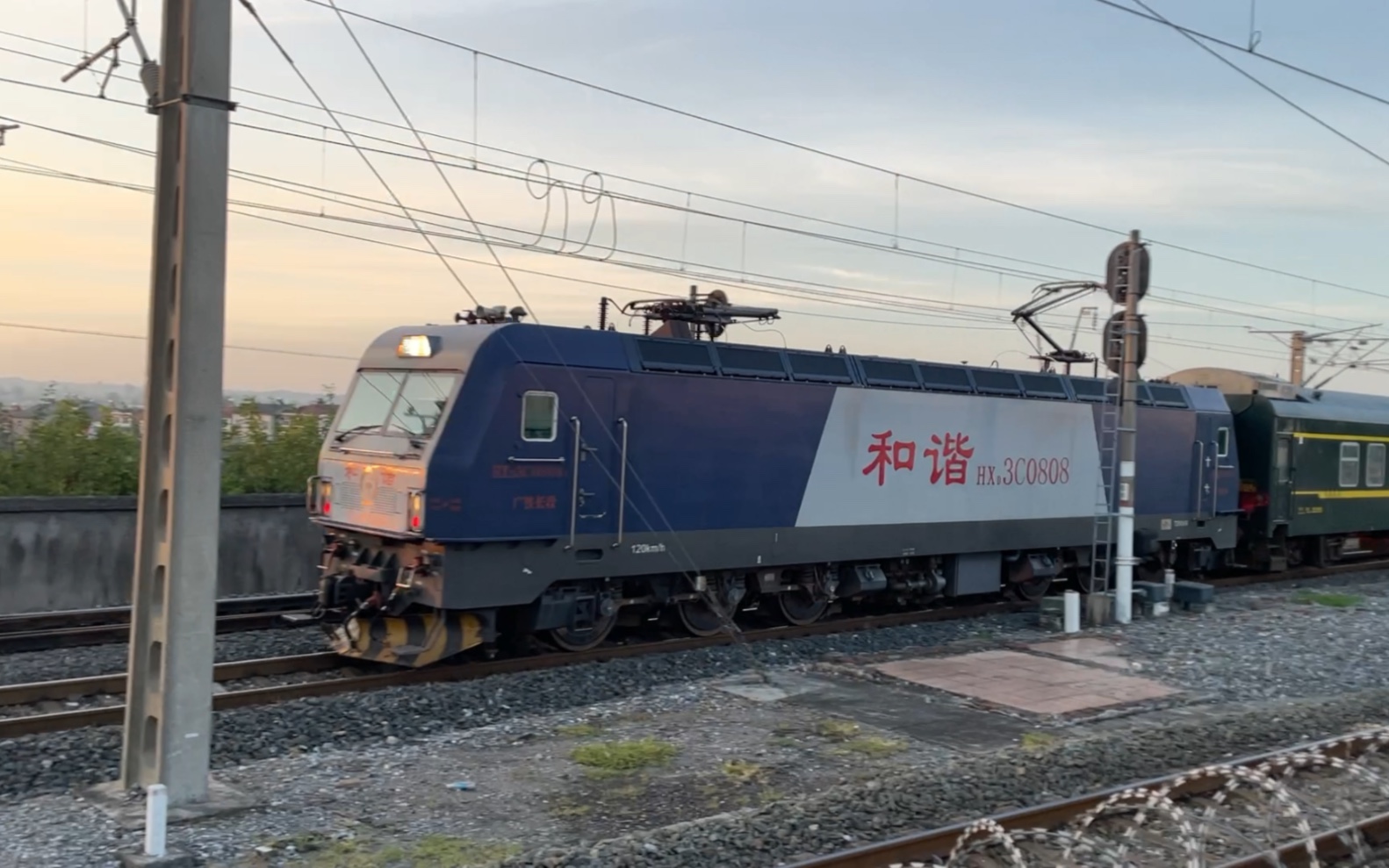 广铁长段和谐电3c0808牵引k536次鸭雀岭站上行通过