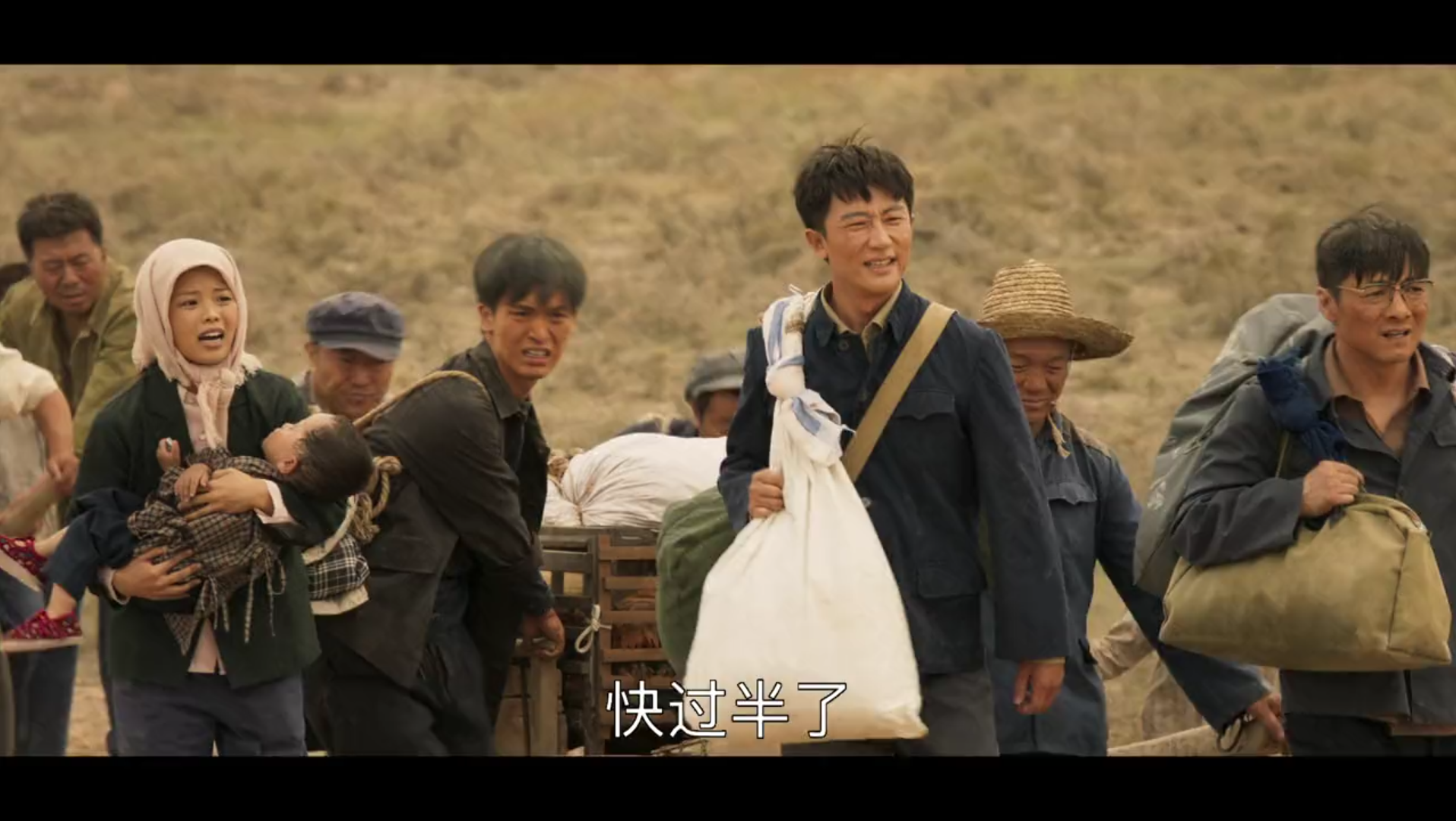 山海情得福迎接新一批移民前往金滩村路上遇到沙尘暴