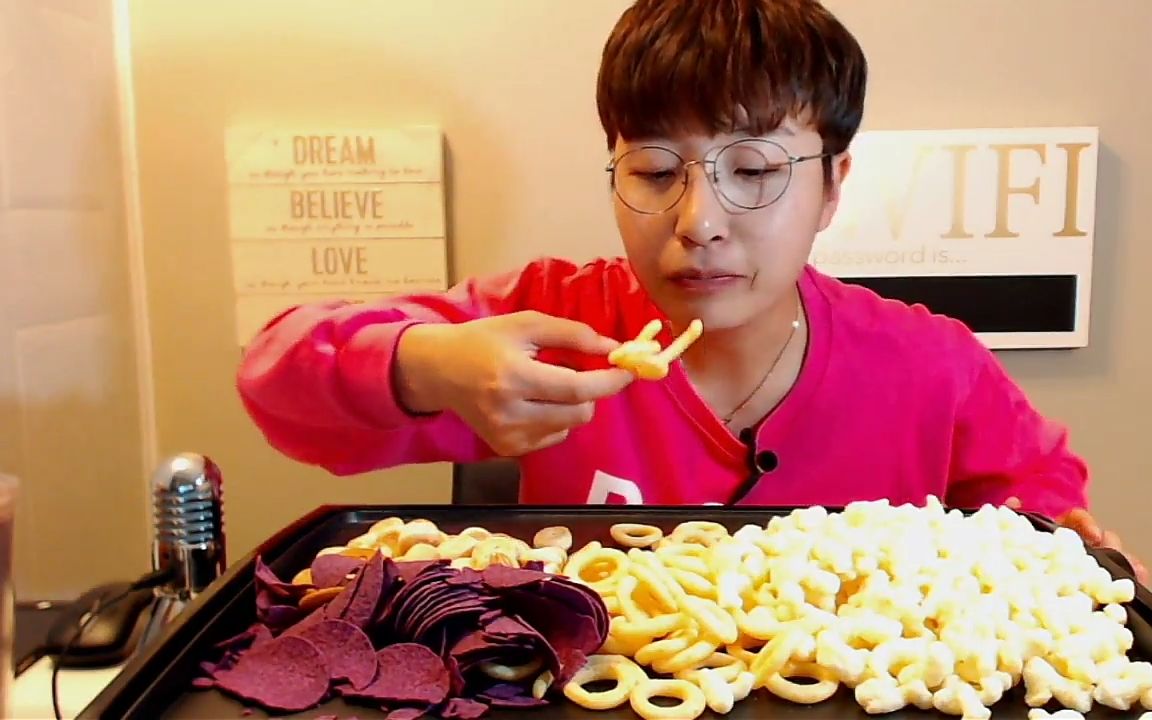 begle吃播begle小姐姐吃一大堆薯片膨化零食