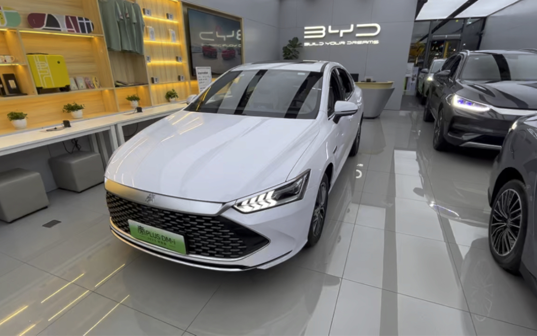 2023款比亚迪秦plusdmi冠军版,拍摄的是120的低配版本,详情可看懂车帝