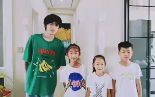 Скачать видео: 卧槽！没见过的！宋亚轩来姨姨家做客和孩子们的合影啊啊！狠狠羡慕了！是高考那段期间的素颜小宋啊啊啊