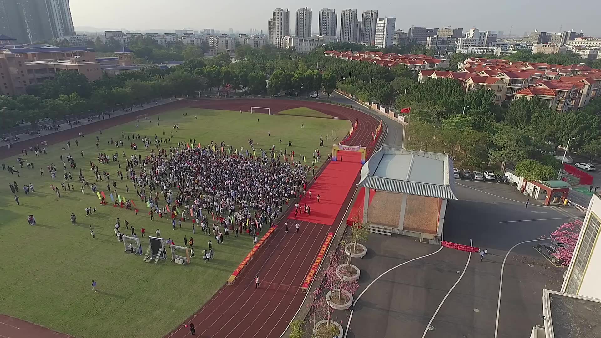 广州市南沙东涌中学2021届高三级成人礼气球放飞