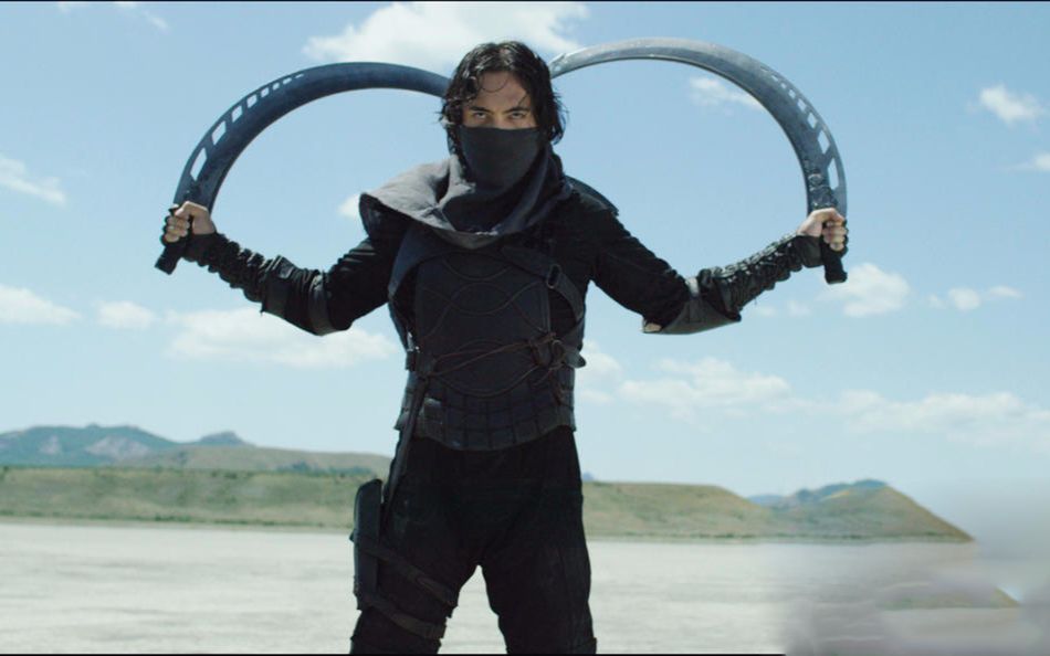 俄罗斯第一开挂神剧,弯刀战士一刀把汽车劈成两半!