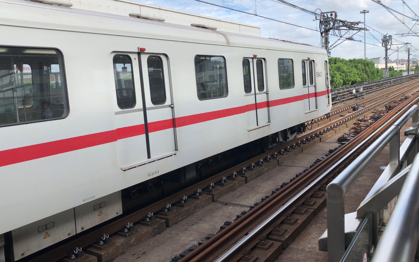 01025号车01a03型电客列车共富新村往富锦路方向进站