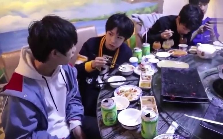 【时代少年团】吃饭日常-一个鸡腿等于三坨肉,不能吃太多!