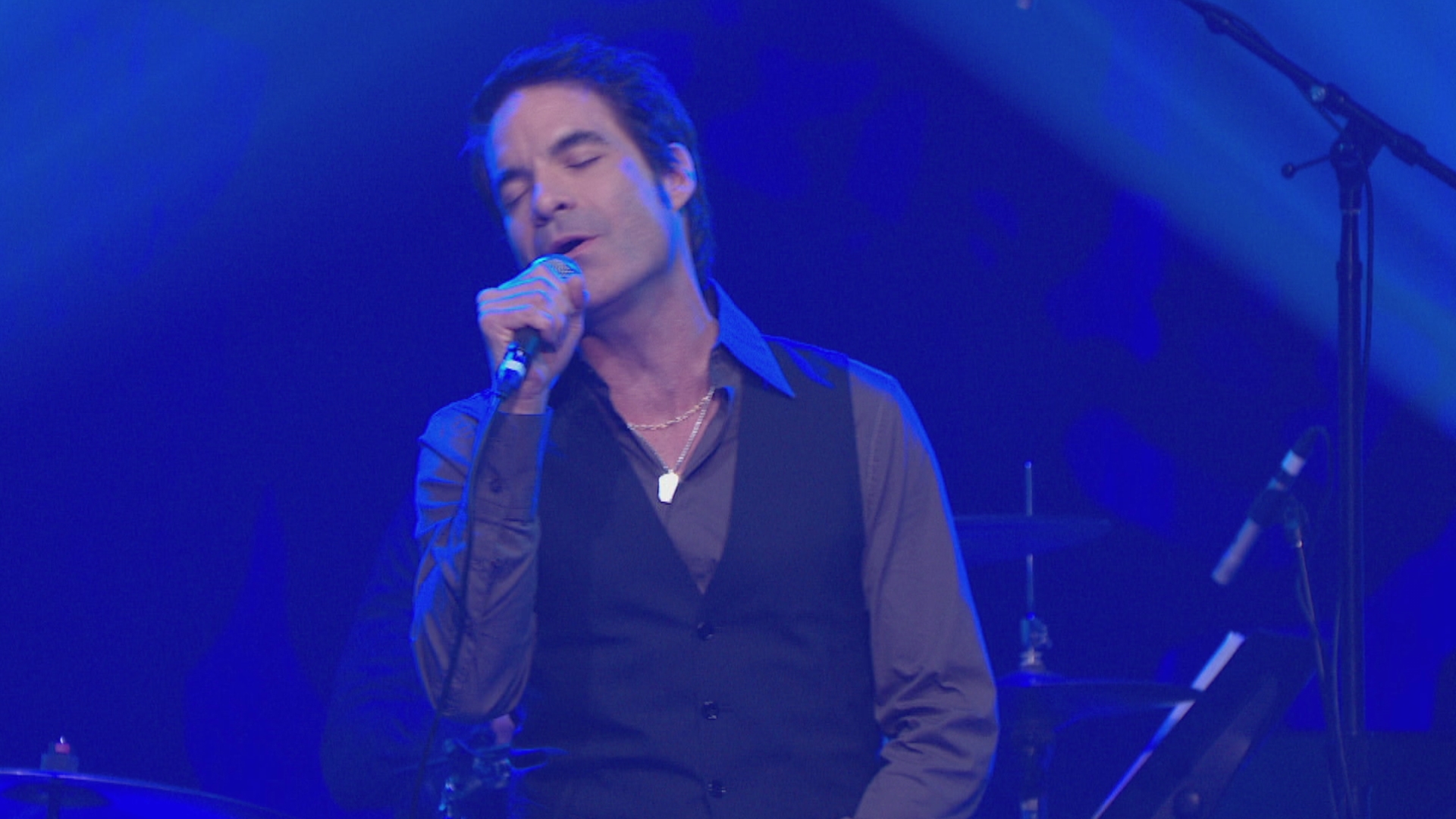 [图]Pat Monahan Performs "Help Me Make It Through The Night" (We Walk The Line: A Ce