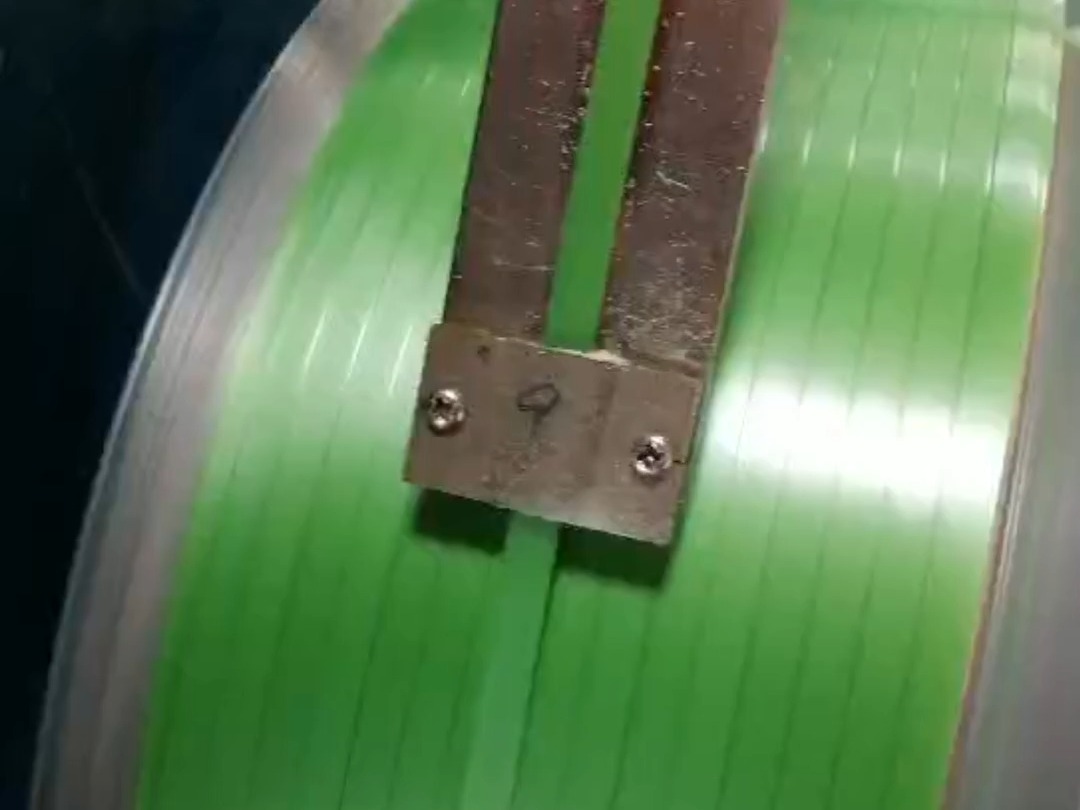 我们的塑钢带捆扎化纤压包牢固可靠