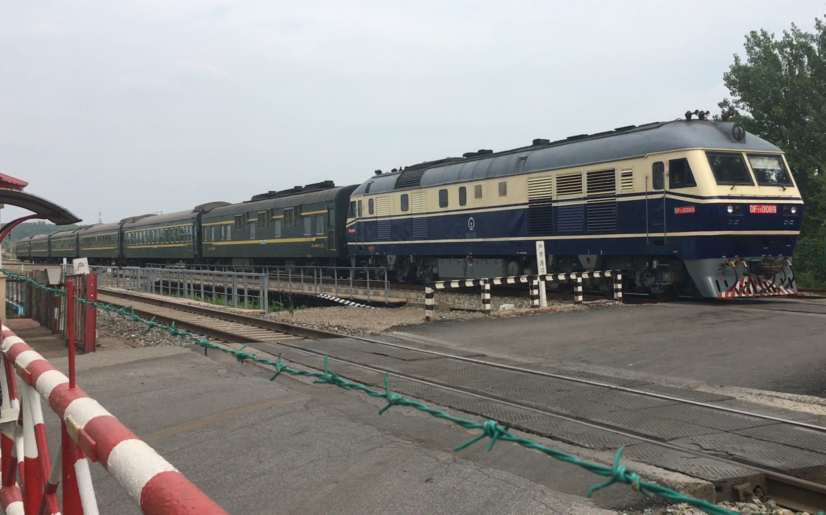 df11狮子牵引的k7426通过内燃区间前甸道口_哔哩哔哩 (゜-゜)つロ