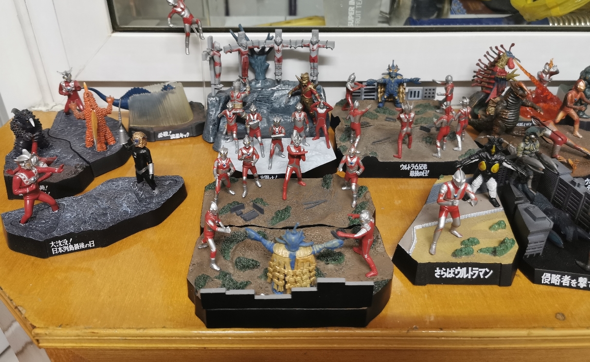 纪念几年的收集,奥特曼名鉴戏画,很老的东西,做的很精致.