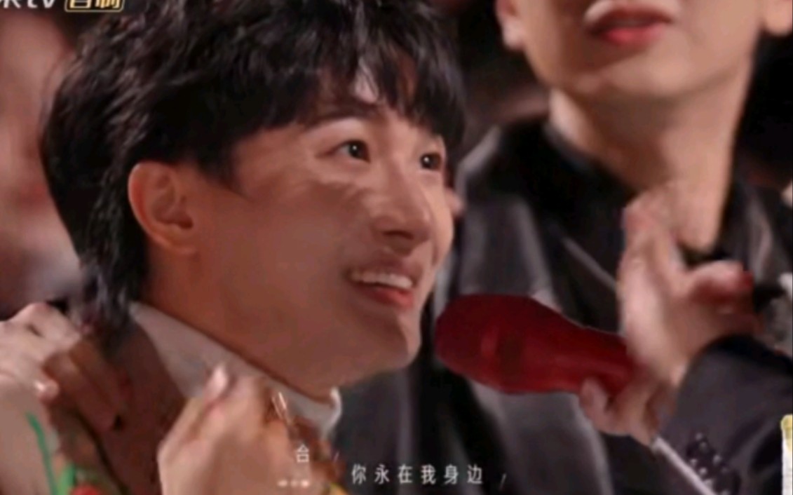 有人给周深递麦了