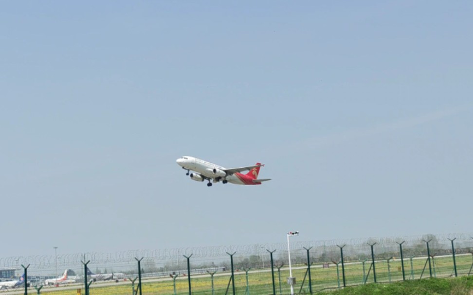 扬泰机场拍摄飞机起飞