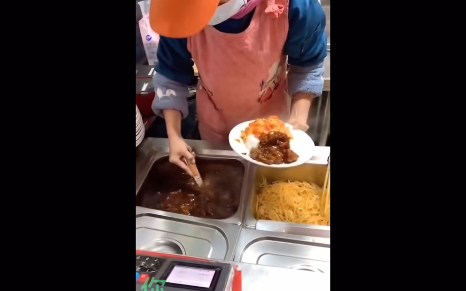 你认为的食堂阿姨vs真实手抖的食堂阿姨_哔哩哔哩_bilibili