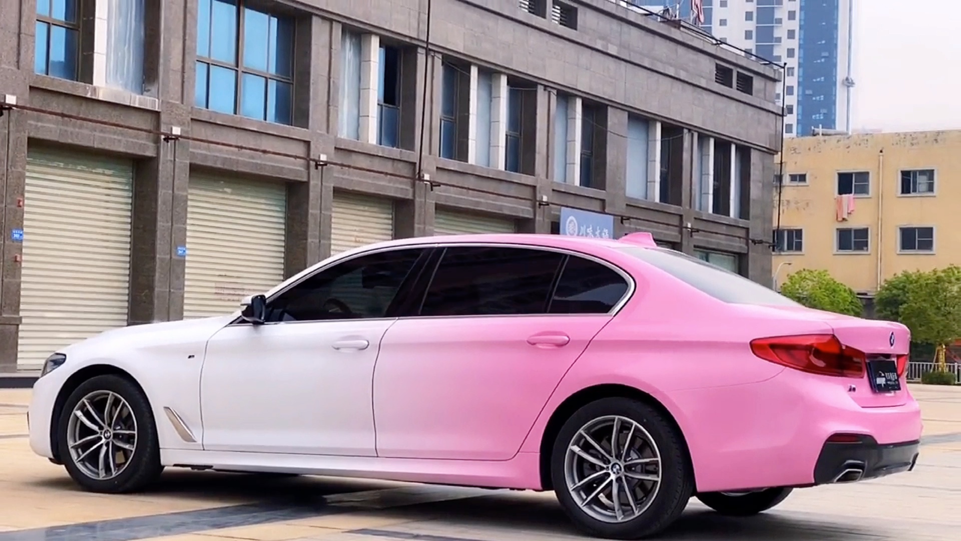 应该是全网最美宝马5系了吧,车身渐变个性改色膜,帅气