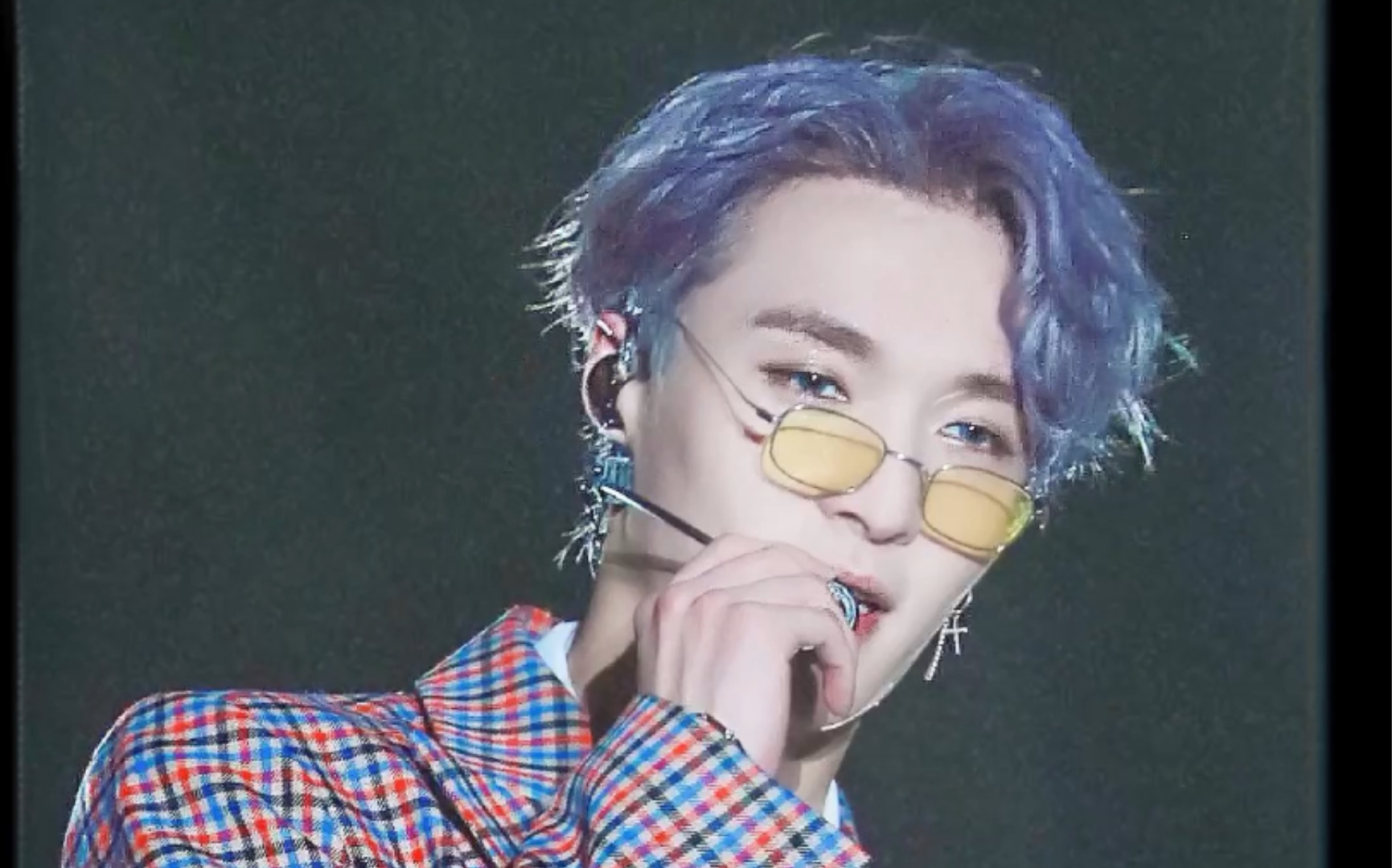 张艺兴南京演唱会紫发造型太帅了!