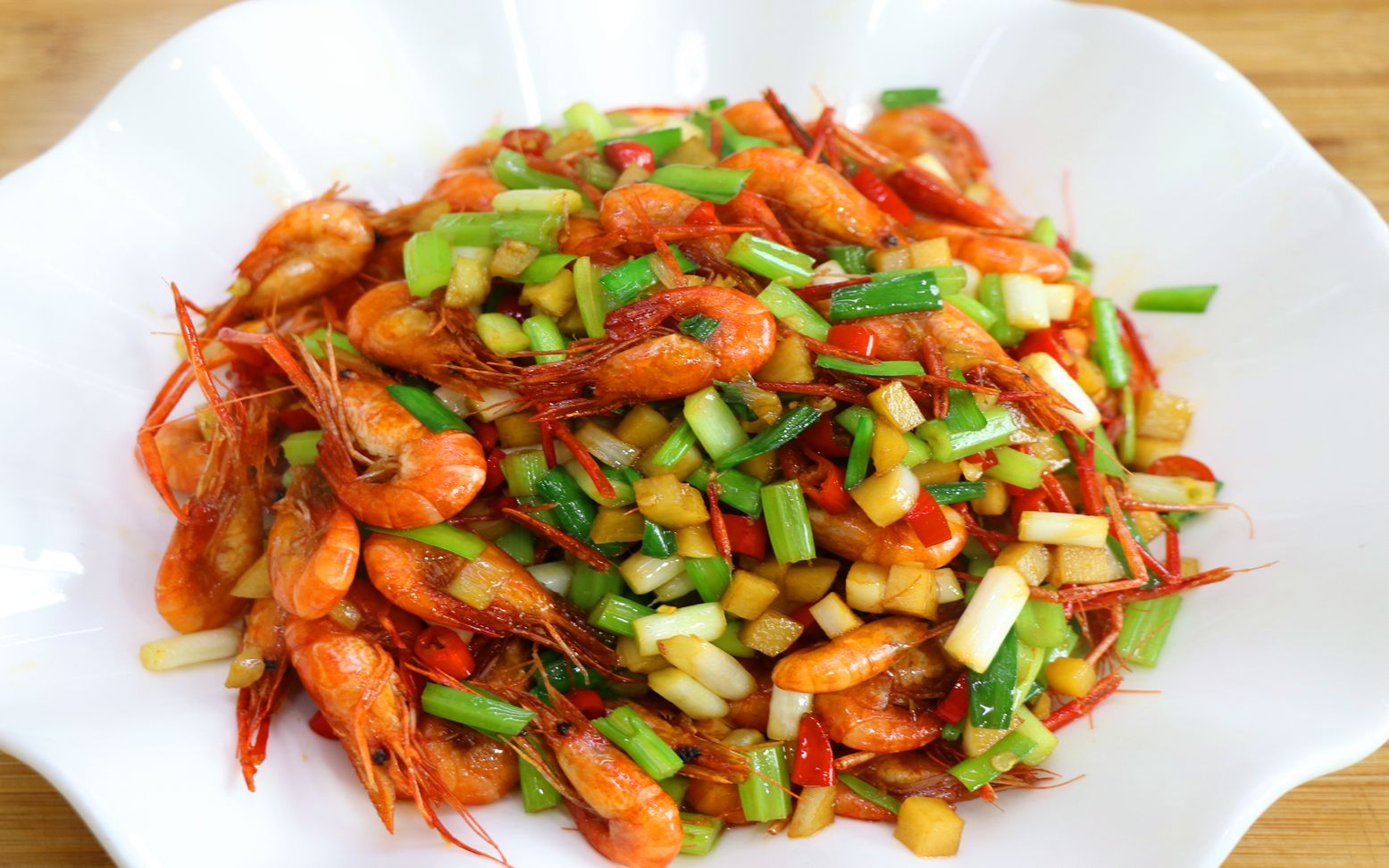 川菜师傅教你河虾的做法,这样炒虾肉细嫩味道浓郁,比白灼更好吃