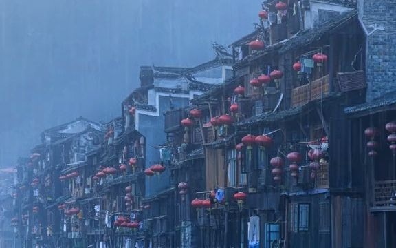 [图]听雨是一种宣泄，看雨是一种解压，是这柔情古镇惹了骤雨。还是灰墙青瓦惹了相思，治愈了人心