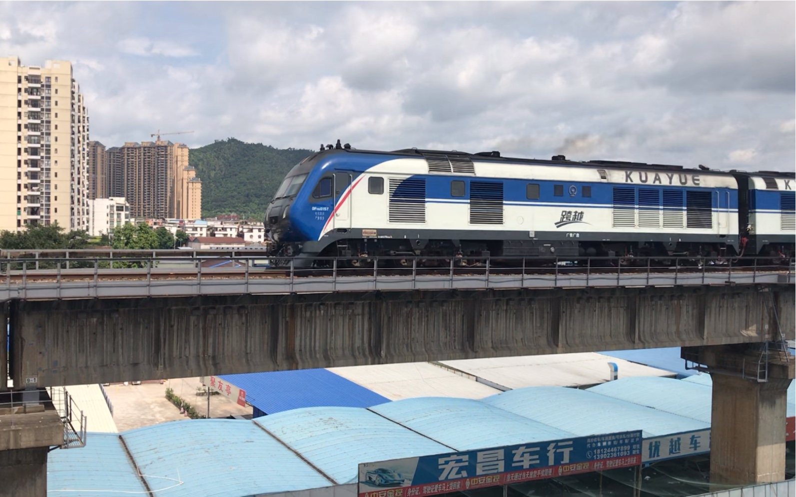 廣茂線火車視頻k511次列車晚點通過肇慶西江大橋