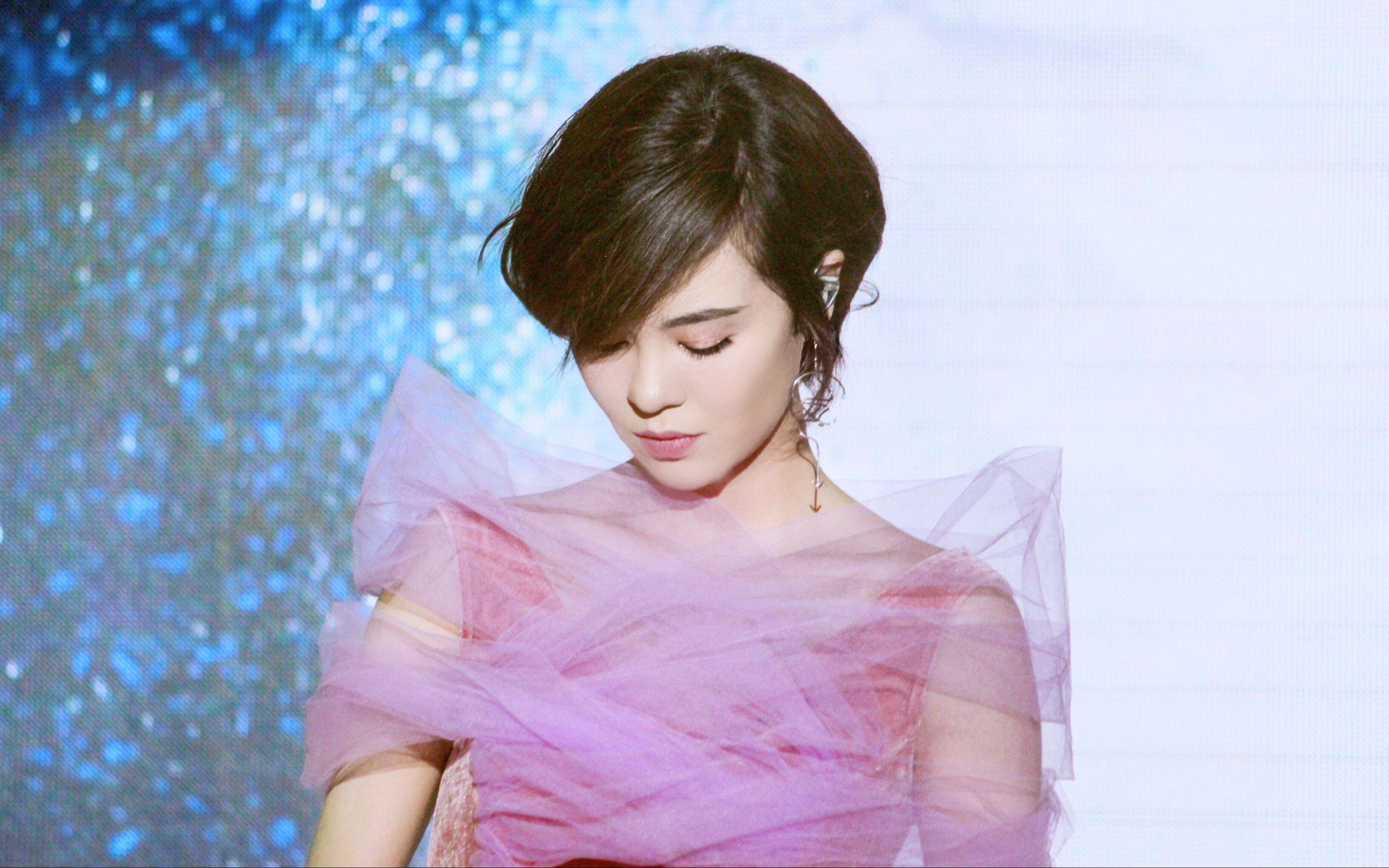 腿精郁可唯,新歌《记恨》上线,曾获快乐女声全国第四,因腿上热搜