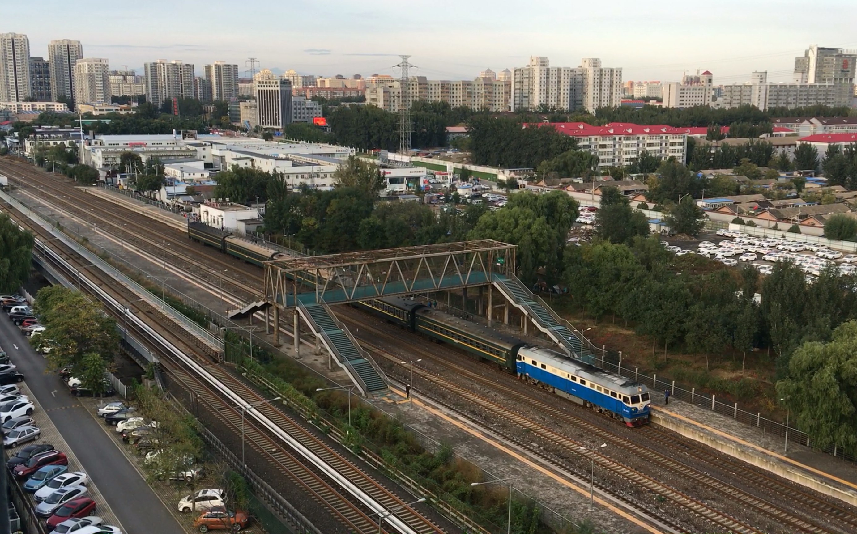 【m出品】4472次列车驶出清华园火车站前往北京北站_哔哩哔哩 (゜-゜)