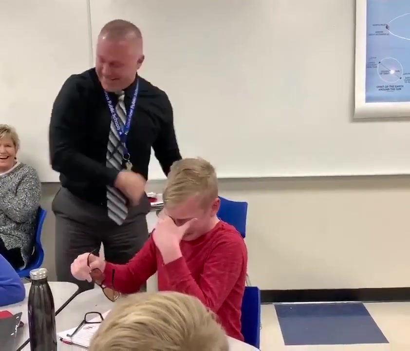 [图]Color Blind Glasses help This Kid see Colors for First Time