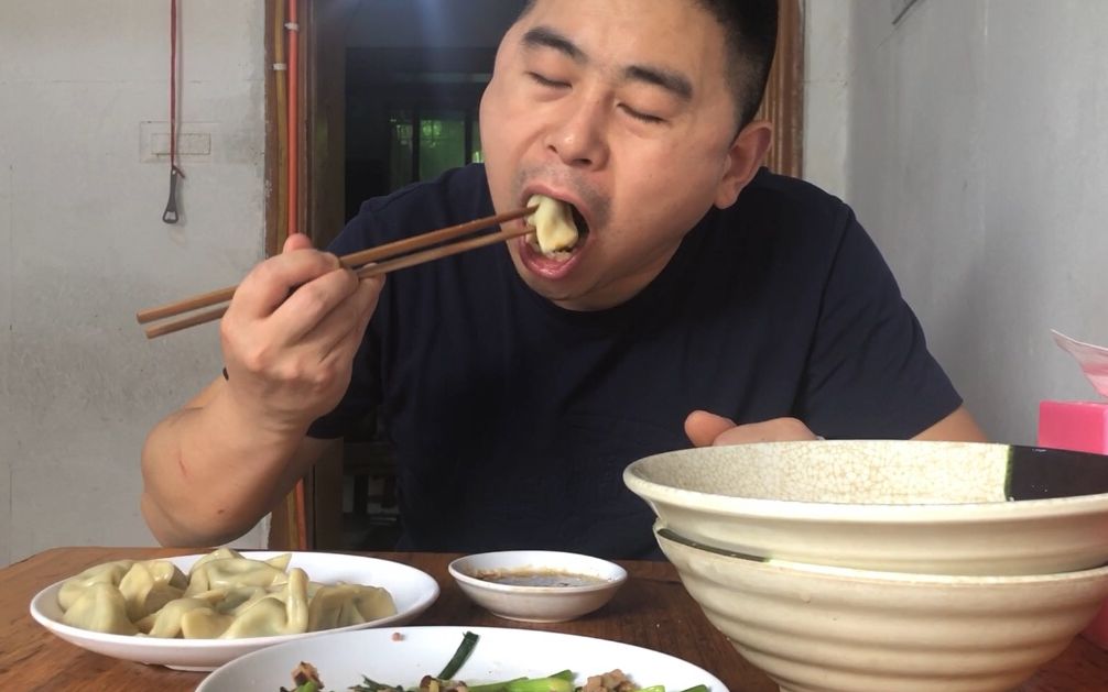 一碗稀饭,二两饺子,三两抄手,超小厨一人吃3碗,网友:真牛逼_哔哩哔哩