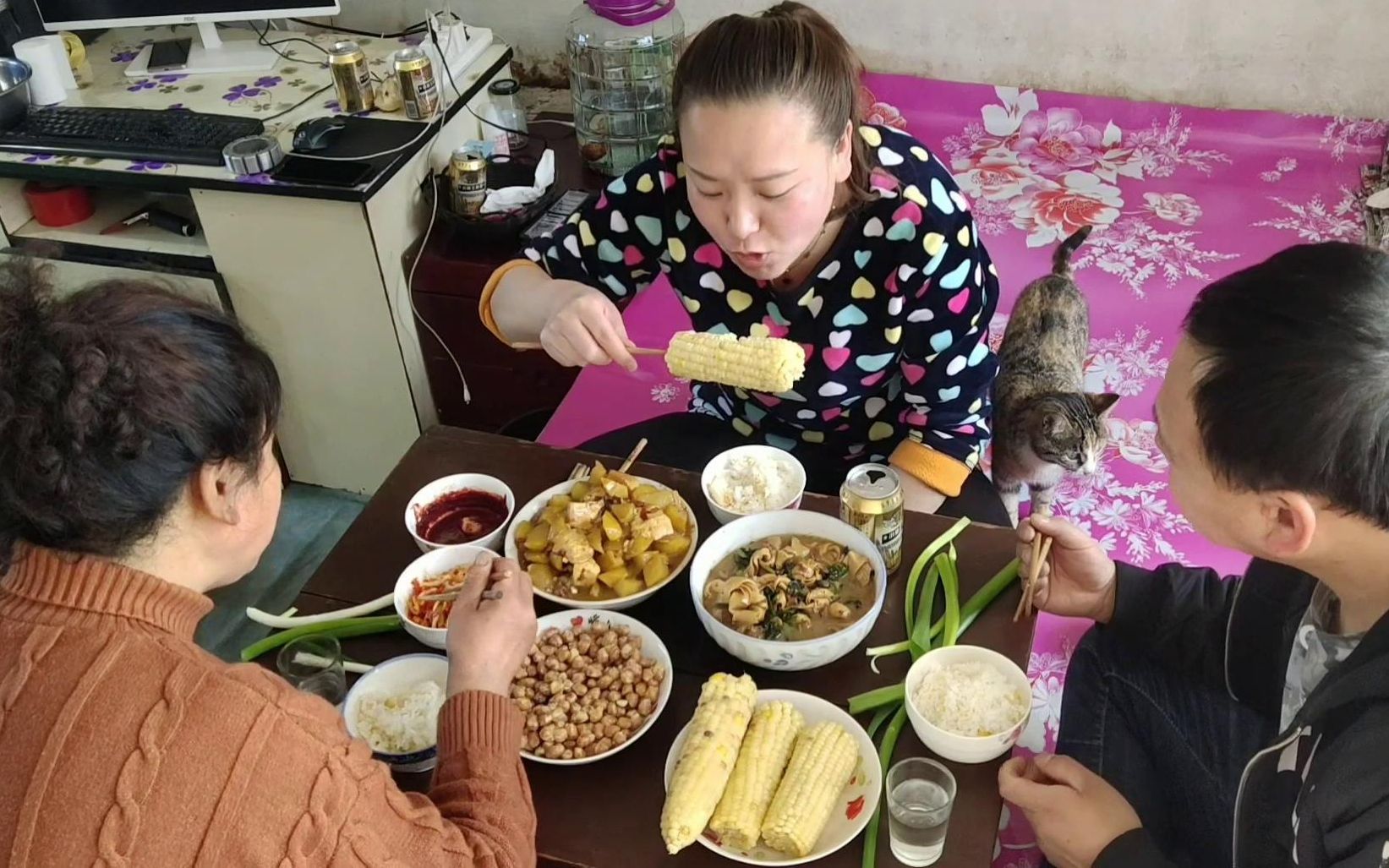 [图]姐姐回娘家，妈妈做了一桌子的美味，小伙逗妈妈，妈你偏向