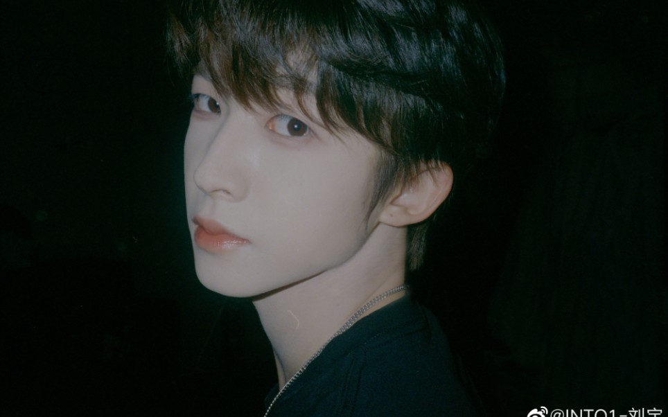 刘宇迷妹专访小表情放大镜版一小段cut