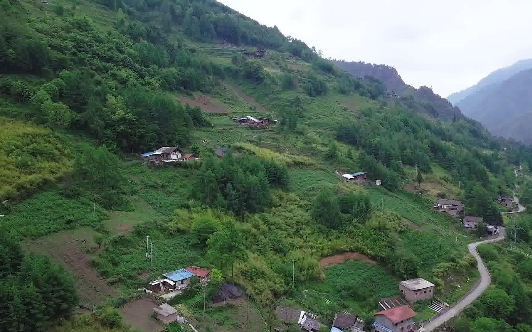 你别不信,这才是四川大山里的真实农村,高清航拍给你看