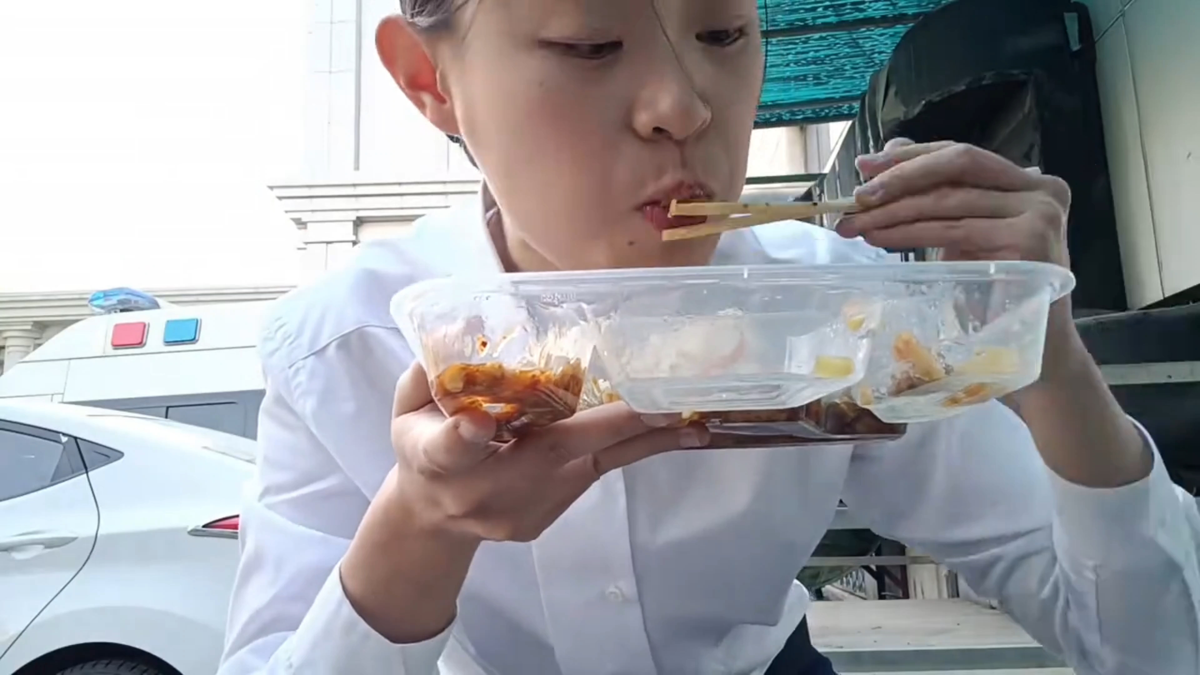 翻到了24年5月2号去哈尔滨隐身的名字剧组当群演vlog（实际上其他时间收手机只录了吃饭）